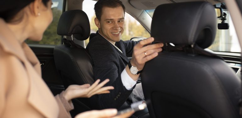 mujer-hablando-con-un-taxista-en-el-coche